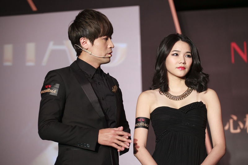 資生堂專業彩妝師Jerry為模特兒示範魅之女神粧容